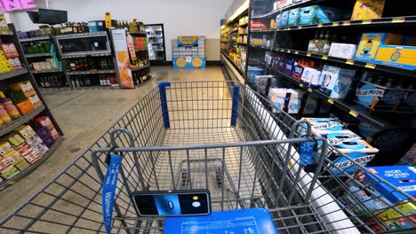 Pov-Mientras-Empuja-Un-Carrito-A-Través-De-Walmart-Pasando-Las-Bebidas-Alcohólicas