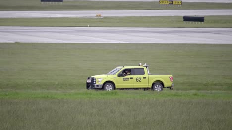 Männlicher-Mitarbeiter,-Der-In-Einem-Gelben-Lkw-Am-Flughafen-Fährt