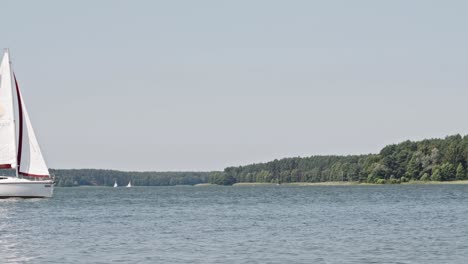 Yachtsegeln-Auf-Dem-Kaschubischen-Wdzydze-See-In-Polen---Breit,-Statisch