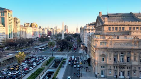 Vista-De-Drones-Del-Teatro-Colón-Con-Tráfico-De-Hora-Punta-En-La-Avenida-9-De-Julio-Al-Atardecer