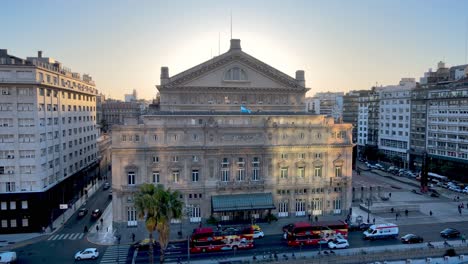 Los-Autobuses-Turísticos-De-La-Ciudad-Pasan-Frente-Al-Gran-Teatro-Colón,-Buenos-Aires.