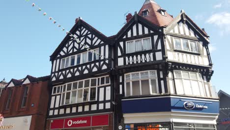 Un-Edificio-De-Estilo-Tudor-Simulado-En-Wrexham,-Gales