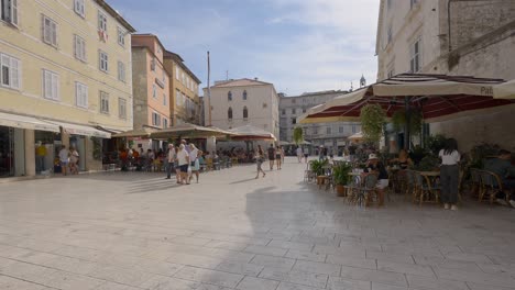 Vista-En-Cámara-Lenta-De-La-Plaza-De-Frutas-En-Split,-Croacia