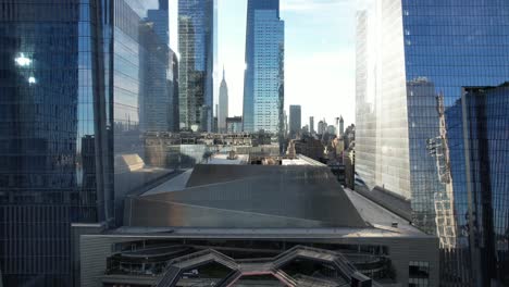 Una-Vista-Aérea-De-Hudson-Yards-Sobre-El-Barco-En-Un-Día-Soleado