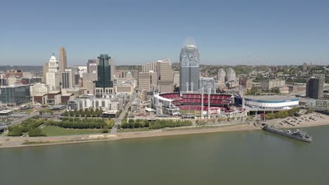 4k-Drohne-Cincinnati-Ohio-Skyline-Pfanne-Mit-Historischer-Brücke-über-Den-Fluss-Innenstadt-Stadtbild-Mittelwesten