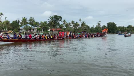 Remeros-Remando-En-El-Tradicional-Barco-De-Serpientes-Vallam-Kali-River-Race,-India