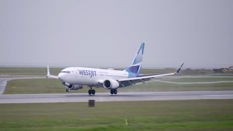 Un-Avión-De-Pasajeros-De-Westjet-Aterrizando-En-Una-Pista-Mojada