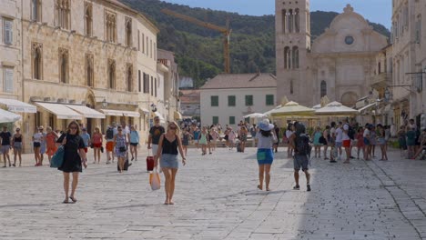 Vista-Estática-En-Cámara-Lenta-De-Personas-En-La-Plaza-Principal-De-Hvar,-Croacia