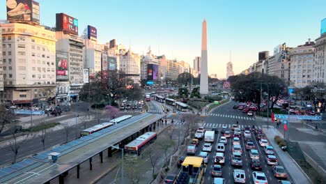 Una-Larga-Fila-De-Tráfico-Se-Detuvo-Para-Los-Peatones-Aéreo-De-La-Avenida-9-De-Julio