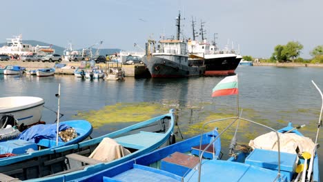 Bulgarische-Flagge,-Die-Auf-Einem-Kleinen-Fischerboot-Im-Hafen-Von-Sozopol-Am-Schwarzen-Meer-Weht