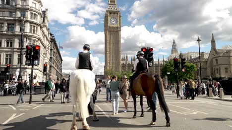 La-Policía-Metropolitana-A-Caballo-En-Westminster-Ayudando-Con-El-Control-De-Multitudes-Y-La-Seguridad-Pública.