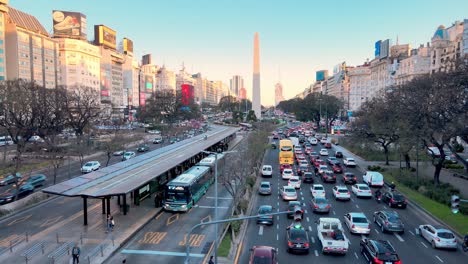 Vista-Aérea-Del-Tráfico-En-Hora-Punta-En-El-Centro-De-Buenos-Aires,-Argentina