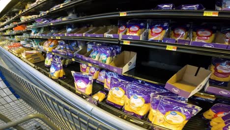 Pov,-Während-Er-Einen-Karren-Durch-Den-Walmart-Schiebt,-Vorbei-An-Der-Gekühlten-Käse--Und-Butterabteilung