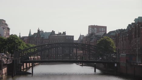 Brooksbrücke-in-Hamburg-Speicherstadt-with-cars-and-people-passing-by