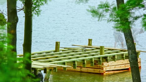 Tischler,-Die-Hölzernes-Schwimmdock-über-Einem-See-Bauen