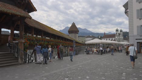 Panning-view-of-the-bridge-in-Lucerne,-Switzerland