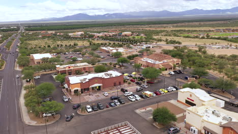 Mcdonalds-Restaurant-In-Einem-Kleinen-Einkaufszentrum-Im-Südlichen-Arizona,-Luftdrohnenanflug