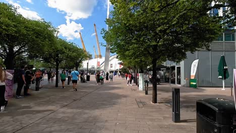 Hiperlapso-Hacia-El-O2-Arena-En-Londres,-Punto-De-Vista-Caminando-Entre-Personas-En-Los-Alrededores-Del-O2-Arena