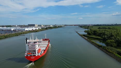 Antenne-Aufsteigend-Vom-Heck-Des-Stolzen-Frachtschiffs-A2b,-Das-Entlang-Der-Oude-Maas-In-Zwijndrecht-Segelt