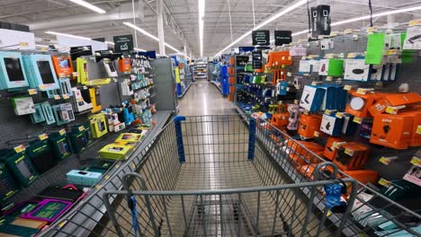 Pov-Beim-Schieben-Eines-Wagens-Durch-Walmart-In-Der-Elektronikabteilung,-Insbesondere-Handys-Und-Kabel