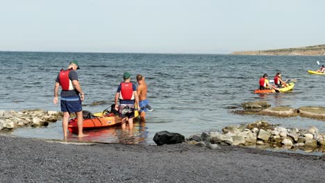 Gruppe-Von-Freunden,-Die-Lernen,-Am-Schwarzen-Meer-Von-Sozopol-Bulgarien-Kajak-Zu-Fahren