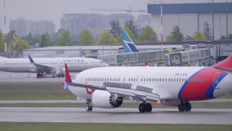 Boeing-737-Max-En-La-Pista-Del-Aeropuerto,-Tiro-De-Seguimiento