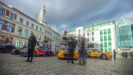 Statische-Aufnahme-Von-Rennwagen,-Die-Während-Der-Rx-rallye-cross-weltmeisterschaft-In-Riga,-Lettland-An-Einem-Bewölkten-Tag-Vor-Einem-Brunnen-Geparkt-Wurden