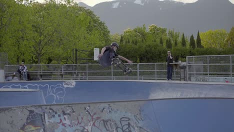 Patinadores-Masculinos-Jóvenes-En-Un-Skatepark,-Hombre-Saltando-Con-Monopatín-Slomo