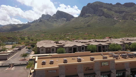 Shopping-mall-in-Oro-Valley-near-Tucson,-Arizona