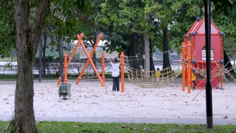 Niños-Corriendo-Y-Jugando-En-El-Patio-De-Recreo-En-El-Parque-De-La-Playa-De-Changi-En-Singapur