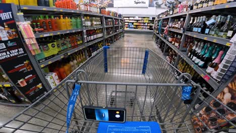 Pov-Mientras-Empuja-Un-Carrito-A-Través-De-Walmart-Pasando-Las-Bebidas-Alcohólicas