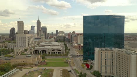 4k-Drone-Indianapolis-Indiana-Skyline-Pan-A-Través-Del-Paisaje-Urbano-Del-Medio-Oeste-De-La-Ciudad-Del-Centro-Cercano