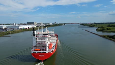 Antenne-über-Dem-Heck-Eines-Stolzen-Frachtschiffs-A2b,-Das-Entlang-Der-Oude-Maas-In-Zwijndrecht-Segelt