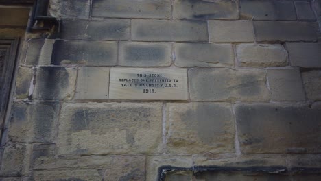 Piedra-De-La-Universidad-De-Yale-En-La-Pared-Exterior-De-La-Iglesia-Parroquial-De-St-Giles,-Wrexham,-Gales