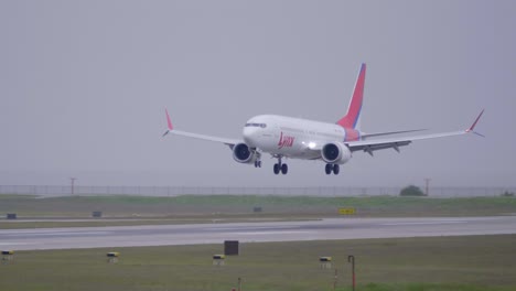 Un-Boeing-737-Max-De-Lynx-Air-Aterrizando-En-La-Pista,-Pista-De-Día-Nublado-Y-Húmedo