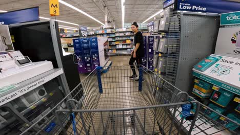 Pov-Mientras-Empuja-Un-Carrito-A-Través-De-Walmart-En-La-Sección-De-Electrónica