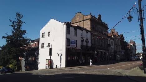 Gente-Dando-Un-Tranquilo-Paseo-Matutino-En-Wrexham