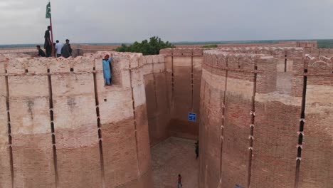 El-Dron-Vuela-Hacia-Atrás-Muy-Rápido-Y-Toma-Una-Foto-De-Gran-Angular-De-Todo-El-Fuerte-De-Umerkot-Que-Se-Encuentra-En-Umerkot,-Sindh,-Pakistán