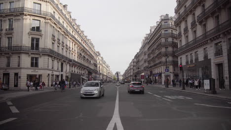 Tráfico-En-La-Rue-De-Rennes-En-París-4k-Wide-Shot