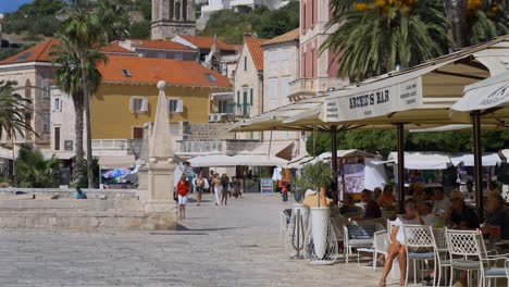 Gente-Sentada-A-Lo-Largo-De-La-Riva-En-Hvar,-Croacia