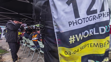 Toma-Estática-De-Los-Pilotos-Del-Campeonato-Mundial-De-Rally-Cross-Rx-Firmando-Autógrafos-Para-Los-Fanáticos-Del-Automovilismo-En-Un-Lapso-De-Tiempo-Durante-El-Día