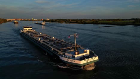 Luftaufnahme-Des-Binnentankers-Bacchus,-Der-Bei-Sonnenuntergang-Entlang-Der-Oude-Maas-Durch-Zwijndrecht-Segelt