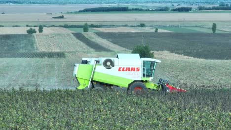 Captura-De-Seguimiento-De-La-Cosecha-De-La-Cosechadora-Claas-En-El-Campo-En-Alemania