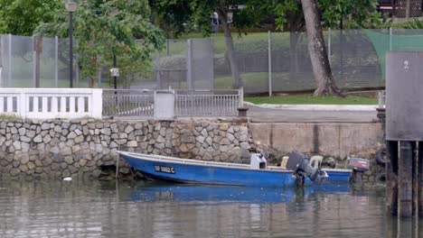 Sampan-Holzboot,-Das-Tagsüber-Am-Changi-Creek-In-Singapur-Verankert-Ist