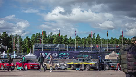 Tiro-De-Lapso-De-Tiempo-De-La-Multitud-Caminando-Alrededor-Del-Estadio-Para-Ver-El-Campeonato-Mundial-De-Rally-Cross-Rx-En-Riga,-Letonia-En-Un-Día-Nublado