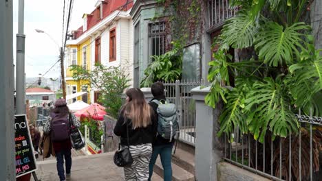 Joven-Pareja-De-Mochileros-Recorriendo-El-Paseo-Dimalow,-Zona-Turistica-De-Cerro-Concepcion,-Valparaiso