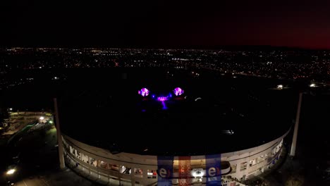 órbita-Aérea-Durante-El-Concierto-De-Coldplay-Al-Atardecer,-Hermosos-Paisajes,-Paisaje-Urbano-De-Santiago