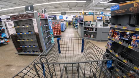 Pov-Beim-Schieben-Eines-Wagens-Durch-Walmart-In-Den-Bereichen-Elektronik,-Heimwerker-Und-Automobil