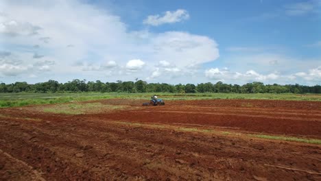 Traktor-Pflügt-Ackerland-Und-Bauern-Arbeiten-Hart,-Upala-In-Costa-Rica