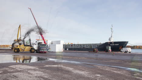 Statische-Aufnahme-Des-Entladens-Riesiger-Containerschiffe-Im-Hafen-Entlang-Der-Küste-Im-Zeitraffer-An-Einem-Bewölkten-Tag